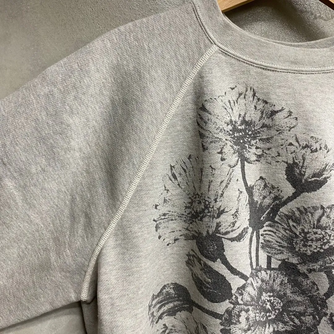 SAINT Mxxxxxx 'FLOWER' CREW NECK SWEAT SHIRTS Floral Distressed Retro Sweatshirt Distressed Gray S-XL Big Factory Four-needle Six-Thread Boneless Stitching Process/Original Horn Sleeve Version Top Printing Process Authentic Level Re-Engraving Garment Washing and Distressing/Hand-worn Graffiti Treatment Original Consistent Fruit Label/Little Angel Anti-Counterfeiting Label